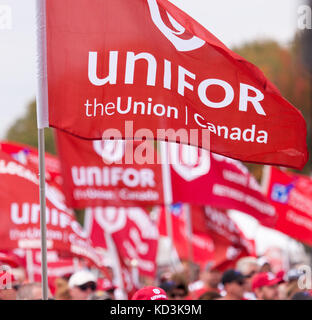 Unifor Lokale 88-Mitglieder, ihre Familien und Mitglieder anderer Gewerkschaften beteiligen sich in einer solidarität Rallye in Ingersoll, Okt, 6, 2017. Die Arbeiter h Stockfoto