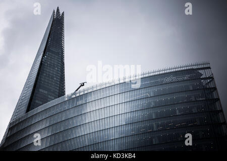 London, England - 17. Juni 2016: Detail Bild der London Bridge Quartal Entwicklung Gebäude in einem bewölkten Tag mit dem Shard London Bridge skyscr Stockfoto