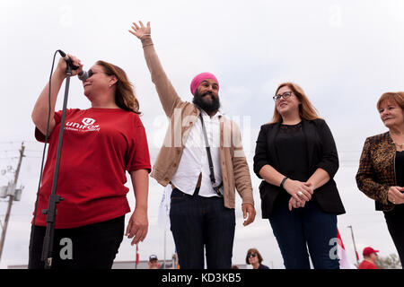 Jagmeet Singh, Leiter der Bundesagentur fuer Neue Demokratische Partei spricht mit markanten CAMI Arbeitnehmer in Ingersoll, Okt, 6, 2017. Stockfoto