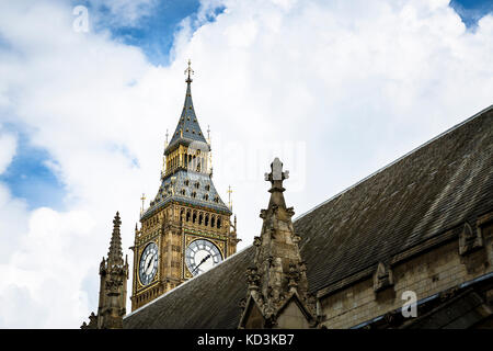 Teilweise mit Blick auf den Big Ben mit dem Parlament auf dem Dach an der rechten Ecke an einem bewölkten Tag. Stockfoto