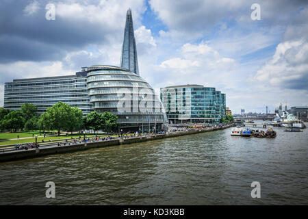 London, England - 17. Juni 2016: Weitwinkel Bild, das Rathaus, den Shard, Pricewaterhousecoopers Gebäude, ein Teil der Themse wi Stockfoto