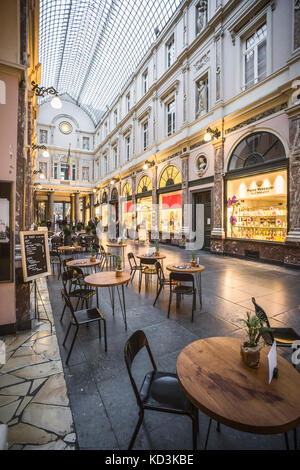 Brüssel Belgien - 18. Juni 2016: Vertikale breite Bild der Galerie de la Reine mit Beistelltischen, Schaufenster und warmen Ton. Brüssel. Stockfoto