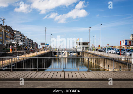 Bild der Oostende Pier mit einem Holzdeck, eine Schleuse mit refletion und einen Parkplatz an einem sonnigen Tag mit Clo Stockfoto