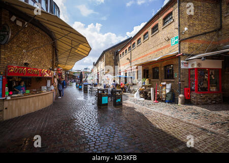 Ein Bild von einem Korridor in stabilen Markt an einem sonnigen Tag mit Menschen, Restaurants und Läden in London. Stockfoto