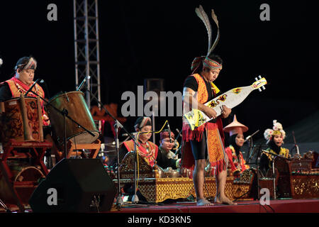 Sarawak native Band spielen traditionelle Musikinstrument in Malaysia. Stockfoto