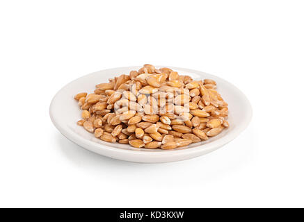 Korn des Weizens auf einem weißen Hintergrund. Stockfoto