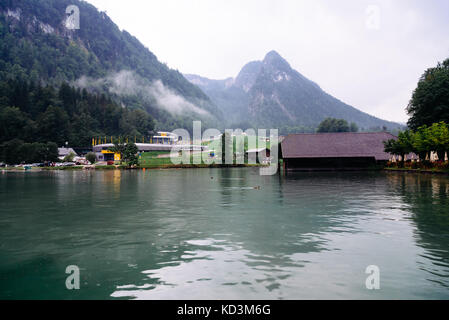Berchtesgaden, Deutschland - 4. August 2017: Malerische Aussicht auf Pier und nautischen Gebäude in Konigssee See einem nebligen Sommertag Stockfoto