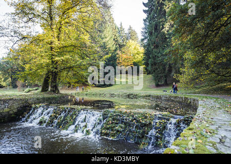 Prag, Tschechische Republik - 30. September 2017: die Menschen besuchen Schloss Pruhonice Park. Stockfoto