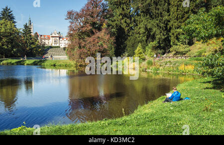 Prag, Tschechische Republik - 30 September, 2017: die Menschen besuchen pruhonice Schloss und Park. Das Schloss seine aktuelle neo-renaissance Form erhielt, die Stockfoto