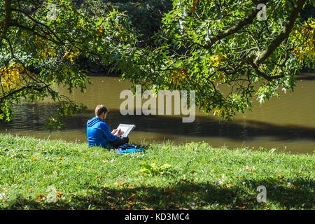 Prag, Tschechische Republik - 30. September 2017: ein Künstler ist Zeichnung in der pruhonice Park an einem sonnigen Herbsttag. Stockfoto