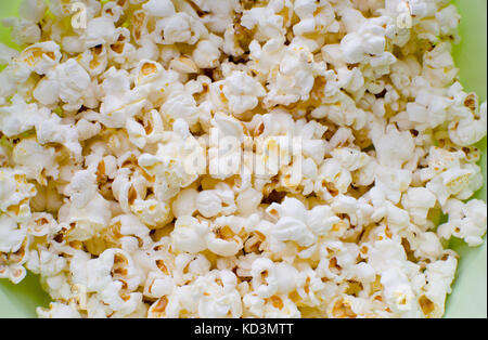 Zerstreut gesalzenem Popcorn, Textur Hintergrund. Stockfoto