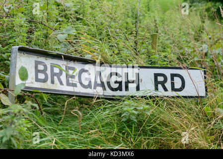 Beschädigt Straßenschild an bregagh Road, County Antrim, Nordirland. Stockfoto