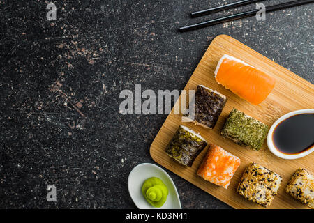 Japanisches sushi Rollen auf alte Küche Tisch. Ansicht von oben. Stockfoto