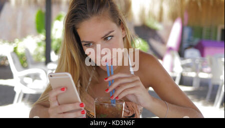 Frau entspannende mit Telefon im Resort. Stockfoto