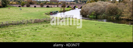 Der Fluss Nene, das unter einem Stein schmerzten Brücke in der Nähe von Oundle, Northamptonshire, Großbritannien Stockfoto