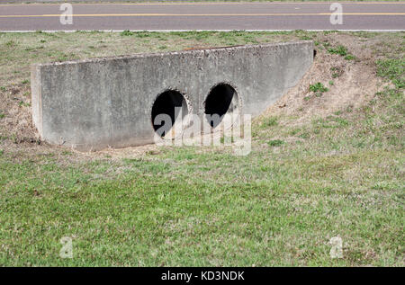 Alte Sturmabfluß in einem Graben Stockfoto