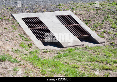 Alte Sturmabfluß in einem Graben Stockfoto