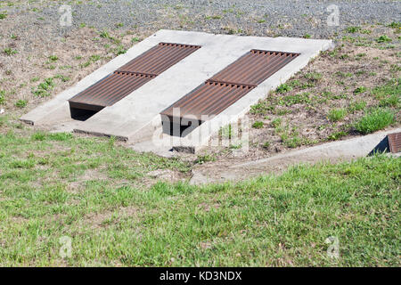 Alte Sturmabfluß in einem Graben Stockfoto