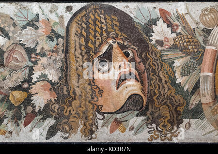 Neapel. Italien. Römische Mosaik (2. Jahrhundert v. Chr.) mit theatralischen Maske und Soffitte mit Blättern und Früchten (Detail), aus der Casa del Fauno, Pompeji. Stockfoto