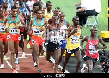 Mohammed Ahmed (Kanada), Abadi HADIS (Äthiopien), Geoffrey KAMWOROR Kipsang (Kenia), Joshua Kiprui CHEPTEGEI (Uganda), Andamlak BELIHU (Äthiopien) in den Männern 10000 m-Finale bei den 2017 konkurrieren, IAAF Weltmeisterschaften, Queen Elizabeth Olympic Park, Stratford, London, UK. Stockfoto