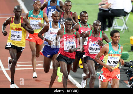 Paul Kipngetich TANUI (Kenia), Geoffrey KAMWOROR Kipsang (Kenia) bei den Männern 10000 m-Finale bei den 2017 konkurrieren, IAAF Weltmeisterschaften, Queen Elizabeth Olympic Park, Stratford, London, UK. Stockfoto