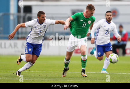 Ronan Curtis aus der Republik Irland und Yosef Raz Meir aus Israel (links) kämpfen während des UEFA Under 21 Qualifying Group Five-Spiels 2019 im Tallaght Stadium in Dublin um den Ball. Stockfoto