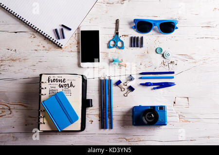 Schreibtisch mit Tablet und Schulmaterial. Studio shot auf weißem Holz- Hintergrund. Stockfoto