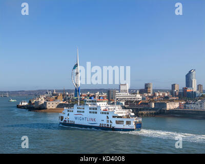 Fähre Wightlink Isle of Wight Fähre nach Ryde IOW, Abfahrt Portsmouth Harbour in klarem blauen Himmel Portsmouth Hampshire UK Stockfoto