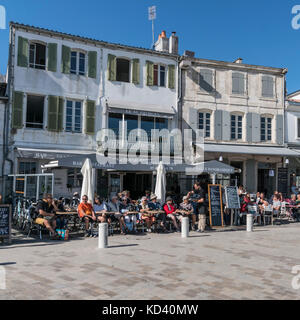 Restaurants, Hafen von La Flotte, Ile de Re, Nouvelle-Aquitaine, Französisch westcoast, Frankreich, | Restaurants am Hafen von La Flotte, Ile de Re, Nouvelle-aquita Stockfoto