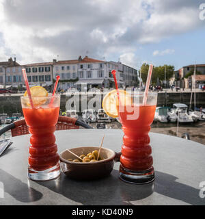 Hafen von La Flotte, Restaurants, Bloody Mary Cocktail, Ile de Re, Nouvelle - Aquitaine, Französisch westcoast, Frankreich, Stockfoto