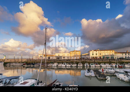 Hafen von La Flotte, Sonnenuntergang, Restaurants, Ile de Re, Nouvelle - Aquitaine, Französisch westcoast, Frankreich, Stockfoto