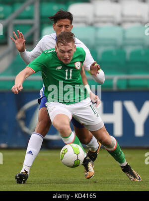 Ronan Curtis aus der Republik Irland und Amit Bitton aus Israel während des Spiels der UEFA Under 21 Qualifying Group Five 2019 im Tallaght Stadium, Dublin. Stockfoto