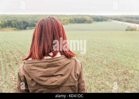 Agronom sieht auf dem Gebiet Stockfoto