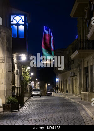 Baku, Aserbaidschan: Icheri sheher (Altstadt) in der Nacht, Flamme Turm im Hintergrund Stockfoto