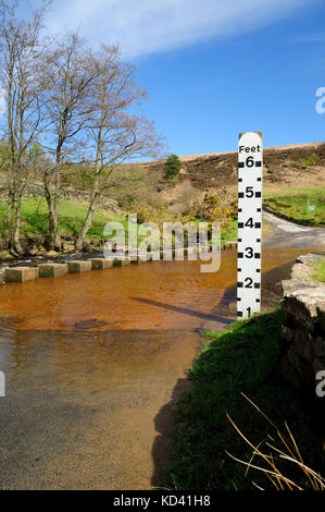 Ford und Stepping Stones über den Eller Beck in Darnholm, oft in Episoden der TV-Serie Heartbeat zu sehen. Stockfoto