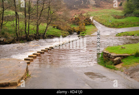 Ford und Stepping Stones über den Eller Beck in Darnholm, oft in Episoden der TV-Serie Heartbeat zu sehen. Stockfoto