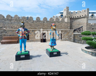 Baku, Aserbaidschan - Mai 18, 2017: 4. islamischen Solidarität spiele Maskottchen neben der alten Stadtmauer Stockfoto