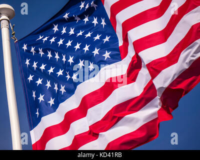 Stars & Stripes amerikanische Flagge aus nächster Nähe, weht im Wind mit sonnigem blauem Himmel hinter den USA Stockfoto