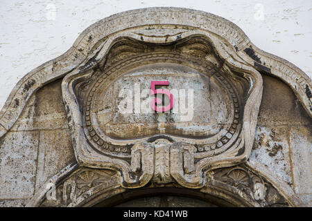 Sprudelhof Bad Nauheim, Deutschland. Portal Ornamente im Badehaus Nr. 5. Der Sprudelhof ist ein ehemaliger Kurort, der im Jugendstil gegründet wurde. Stockfoto