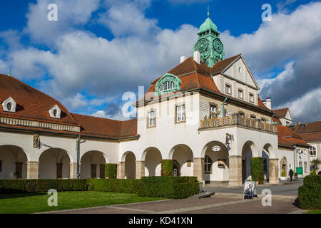 Badehaus am Sprudelhof Bad Nauheim, Deutschland. Der Sprudelhof (Brunnenhof) ist ein ehemaliger Kurort, der im Jugendstil gegründet wurde. Stockfoto