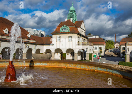 Sprudelhof Bad Nauheim, Deutschland. Innenhof mit Brunnen und Badehäusern. Der Sprudelhof ist ein ehemaliger Kurort, der im Jugendstil gegründet wurde. Stockfoto