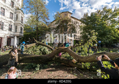 Sturm Xavier, Schäden durch fallenden Baum | sturmtief Xavier wuetet ueber Deutschland am 5.10.2017, Kinder auf kletterm umgestuerzter Baum, Kreuzberg, Stockfoto