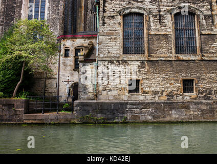 Kruzifix vor St. Michel's Kirche eine gotische katholische Romanokirche am Ufer des Flusses Lys. Gent Belgien Stockfoto