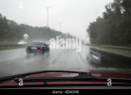 Blick von der Windschutzscheibe eines Autos an einem verregneten Autobahn im Nebel Stockfoto