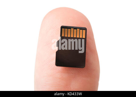 Eine Micro-SD-Karte auf Daumen einer Person, isoliert auf Weiss. Stockfoto