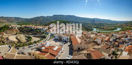 Ultra Wide Panorama von jalance Dorf und Kernkraftwerk Stockfoto