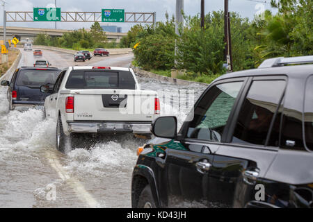 Ein Lkw schiebt durch Hochwasser vom Hurrikan Harvey. Schwere Regenfälle verursachten verheerenden Überschwemmungen während der grösseren Houston Bereich Stockfoto