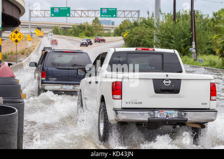 Ein Lkw schiebt durch Hochwasser vom Hurrikan Harvey. Schwere Regenfälle verursachten verheerenden Überschwemmungen während der grösseren Houston Bereich Stockfoto