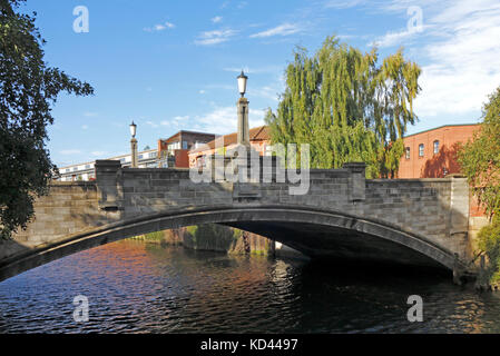 Blick auf die Whitefriars Bridge über den Fluss Wensum in Norwich, Norfolk, England, Großbritannien. Stockfoto