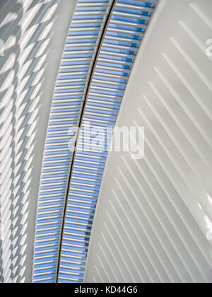 Innenansicht der Oculus, Westfield World Trade Center. Personennahverkehr Hub, der von Santiago Calatrava. Manhattan Financial District, New York Ci Stockfoto
